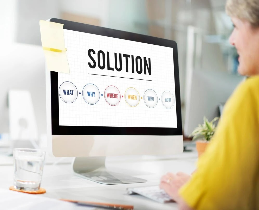 What solutions can be considered to avoid the problems encountered in online e-commerce?